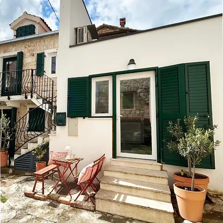 Split Old Town Hideaway - Cozy House Apartment